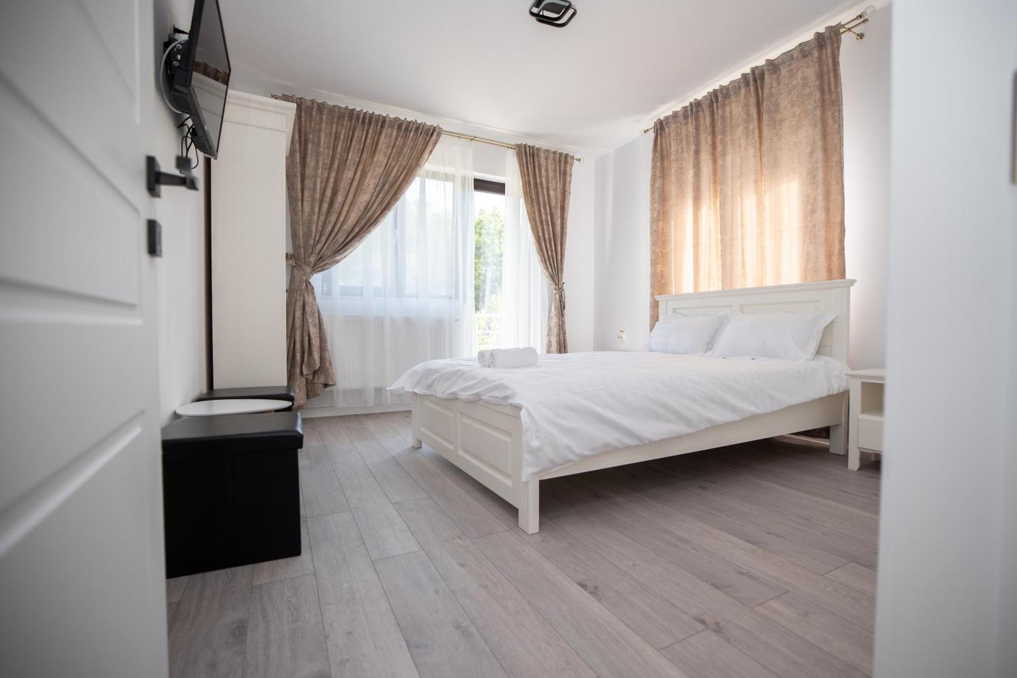 Rem Garden Hotel Novaci-Străini Eksteriør billede