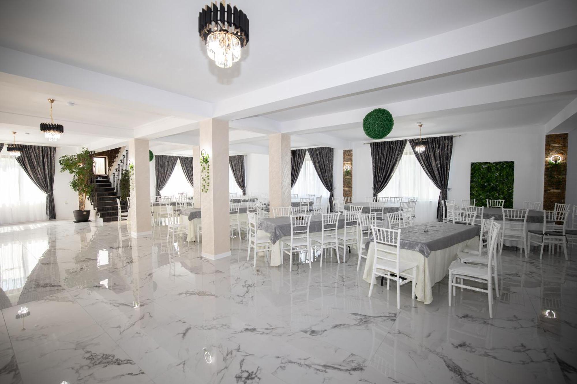 Rem Garden Hotel Novaci-Străini Eksteriør billede
