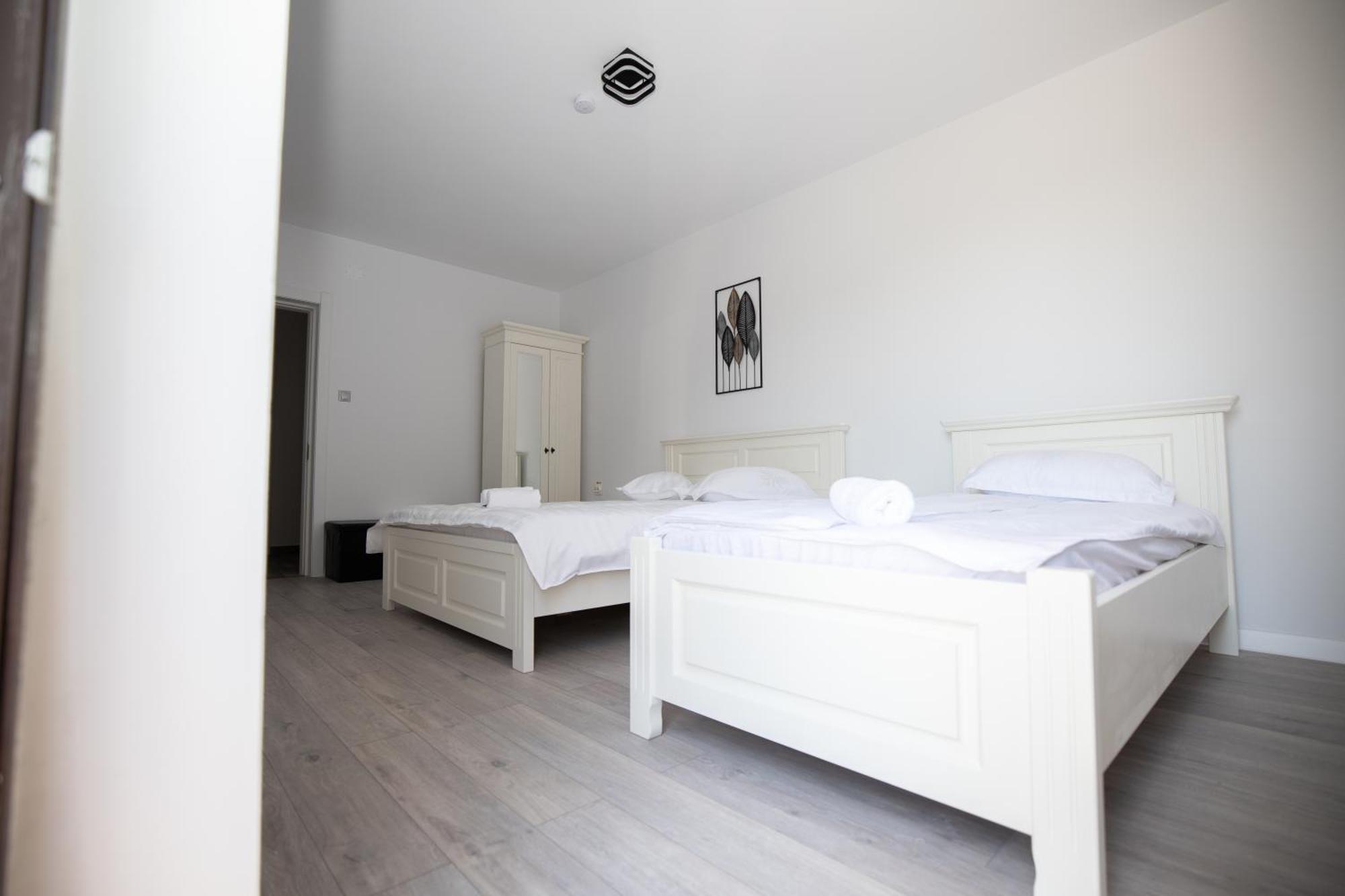 Rem Garden Hotel Novaci-Străini Eksteriør billede