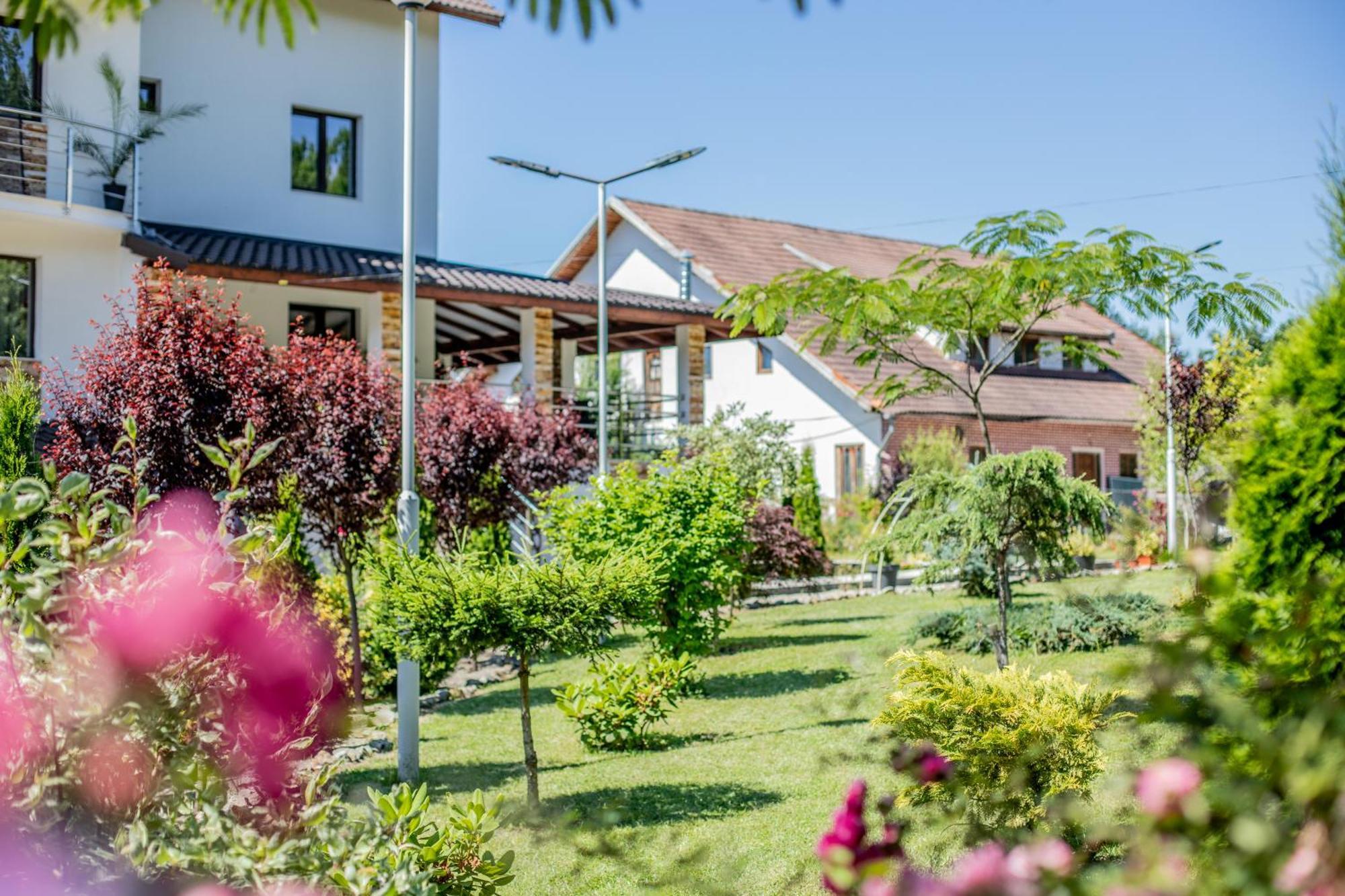 Rem Garden Hotel Novaci-Străini Eksteriør billede