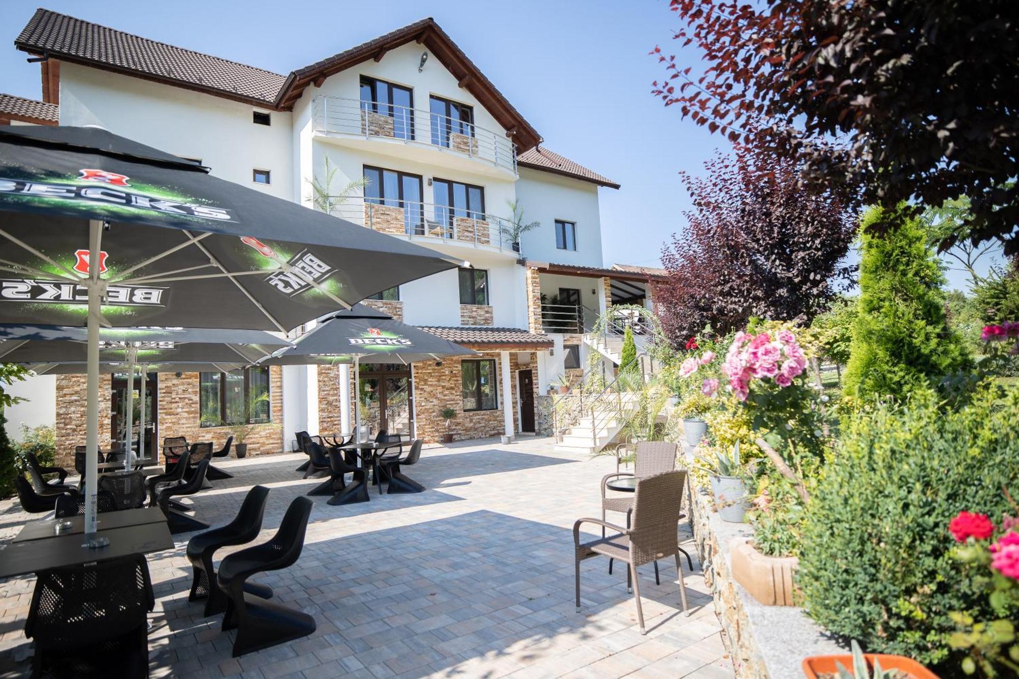 Rem Garden Hotel Novaci-Străini Eksteriør billede