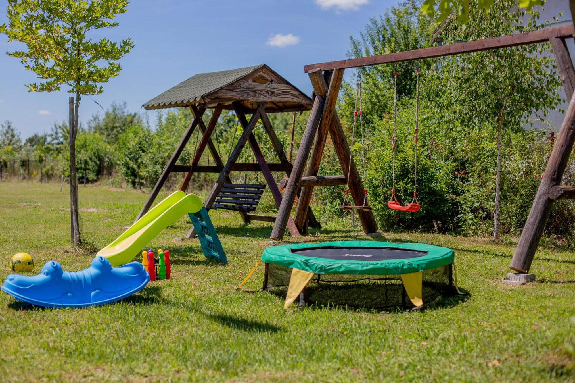 Rem Garden Hotel Novaci-Străini Eksteriør billede