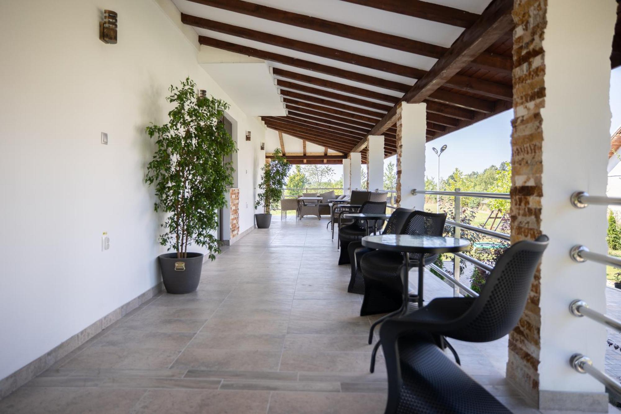 Rem Garden Hotel Novaci-Străini Eksteriør billede