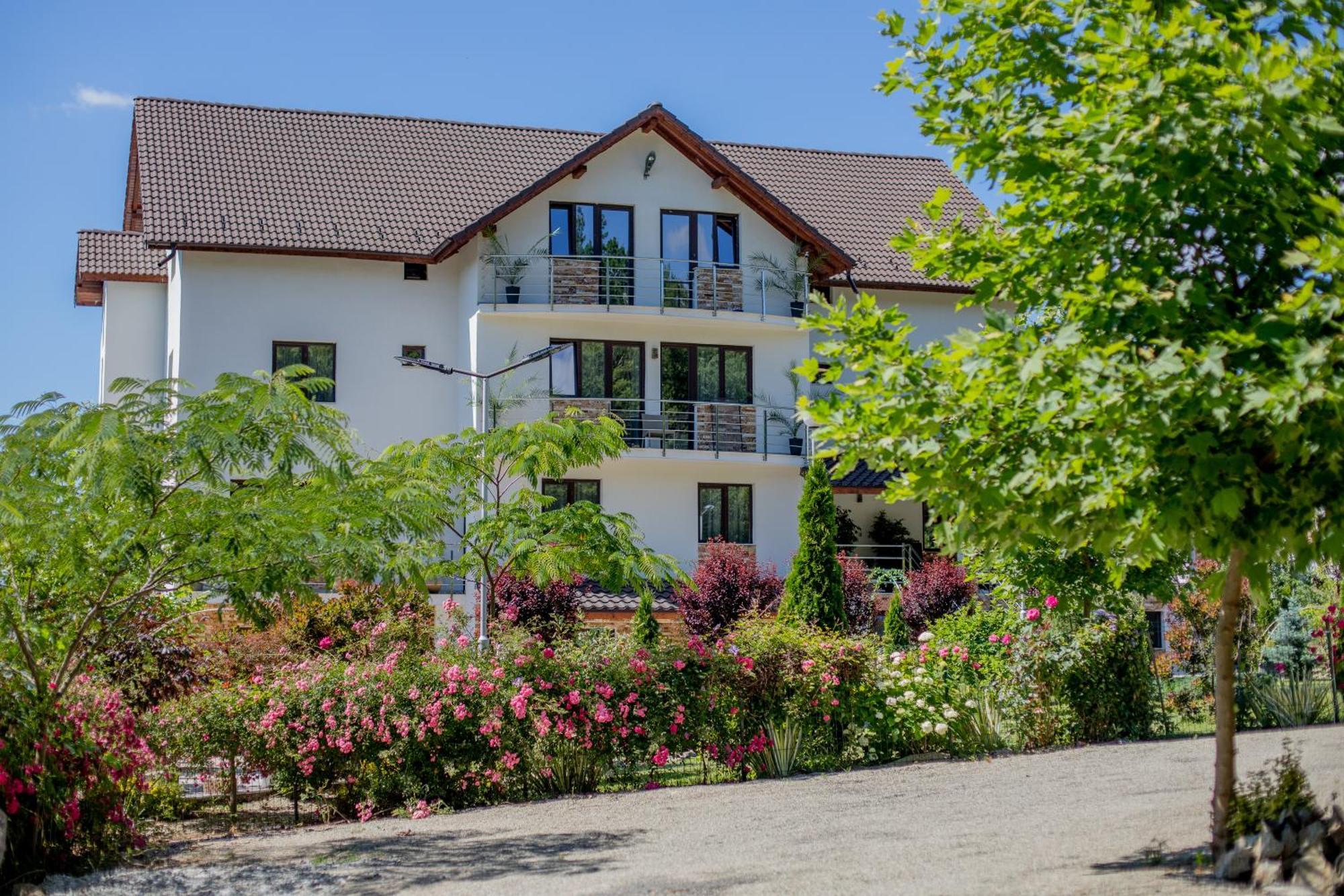 Rem Garden Hotel Novaci-Străini Eksteriør billede